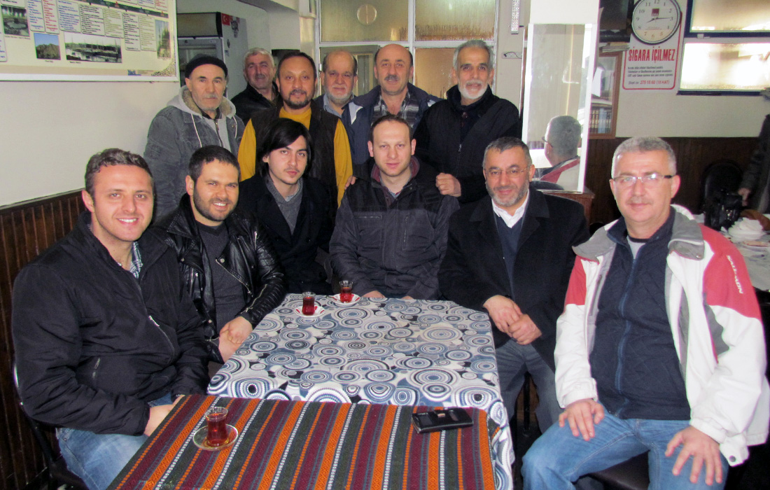 Gençlik Merkezi Yöneticisi Ali İhsan Çokan (sağ başta) program sonrası eğitimciler ve dernek üyeleri ile birlikte