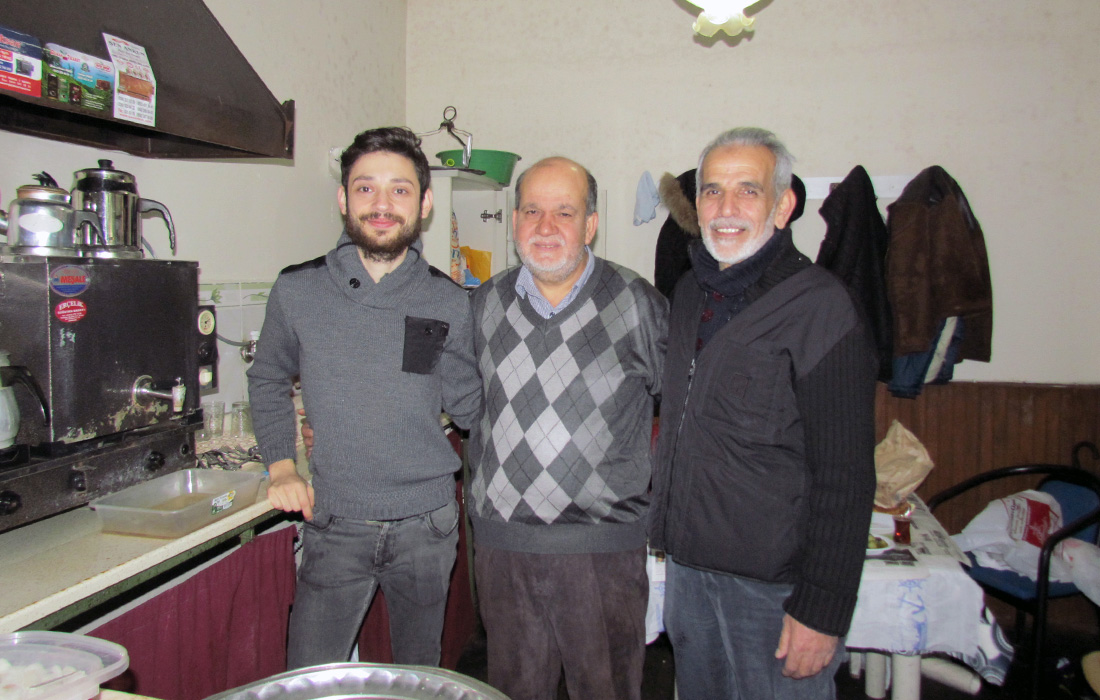 İsmail Aktaşlı (ortada) kahvaltı programı sonrası üyelerle birlikte
