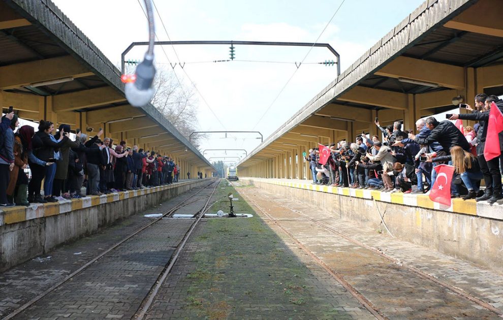 Ada Treni'nin Adapazarı Garı'na gelip yıllar sonra seferlere başlaması büyük sevinçle karşılanmıştı (16 Mart 2019)