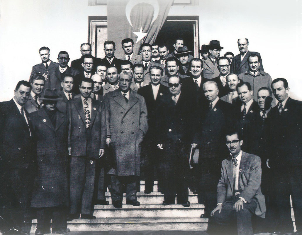 1 Aralık 1954 Sakarya'nın il olması nedeniye yapılan törende milletvekilleri ve Adapazarı Ticaret Sanayi Odası heyeti. (Sakarya Ticaret ve Sanayi Odası arşivi)
